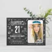 楽しいチョークボードの落書きフォトサプライズ21歳の誕生日 招待状 (スタンド正面)