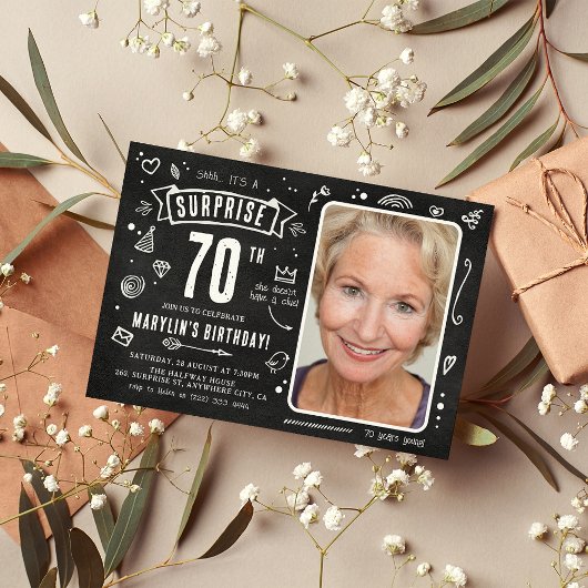 楽しいチョークボードの落書きフォトサプライズ70歳の誕生日 招待状
