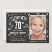 楽しいチョークボードの落書きフォトサプライズ70歳の誕生日 招待状 (正面)
