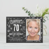 楽しいチョークボードの落書きフォトサプライズ70歳の誕生日 招待状 (スタンド正面)