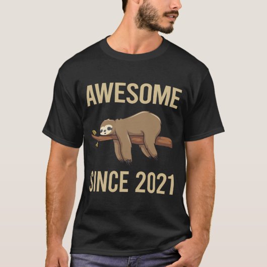 楽しいナマケモノ - 2021年からすごい Tシャツ (正面)