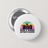 楽しいニワトリ愛好家のための Rise And Shine Mother Cluckers 缶バッジ (正面&裏面)