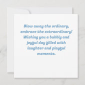 楽しいバブルガムを吹くキリン 液体の渦 青 (裏面)