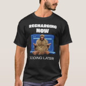 楽しいビッグフットプログラマー充電中コーディングは後で Tシャツ (正面)