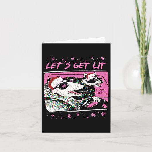 楽しいポッサムとアライグマ、ゴミだらけの通りでピンクのクリスマスを楽しもう カード (正面)