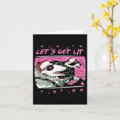 楽しいポッサムとアライグマ、ゴミだらけの通りでピンクのクリスマスを楽しもう カード (黄色い花)