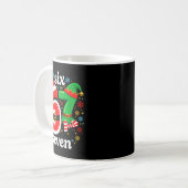 楽しいミーム 六 七 67 妖精 6 7 サンタ クリスマスパジャマ コーヒーマグカップ (正面左)