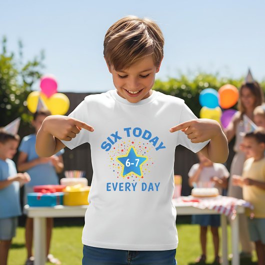 楽しいミーム ６歳 今日 ６−７ 毎日 誕生日 キッズ  Tシャツ