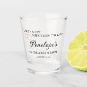楽しいモノグラムのバチェロレッテパーティー ショットグラス (正面)