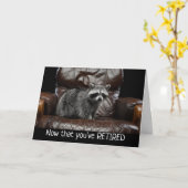 楽しいラクーン ようやく引退おめでとう カード (黄色い花)