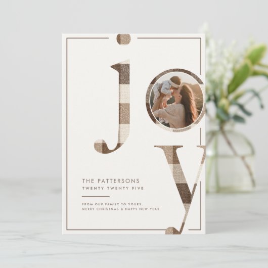 楽しいルーラルブラウンギンガムファミリーフォトクリスマス シーズンカード (スタンド正面)