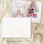 楽しい写真書道クリスマスラグリー実在ズ 箔シーズンカード<br><div class="desc">楽しい写真の書道クリスマスラグリー実在ズ。たくさんの白い宇宙モダンがコンテンポラリー感じい。喜びはセットのスタイリッシュスクリプトで実在は、ホイルで印刷され、簡単にパーソナライズすることができますあなたの名前と挨拶のように金ゴールド、バラ金ゴールドまたは銀の選択で。背面のサンプル写真を自分の写真に置き換える。</div>