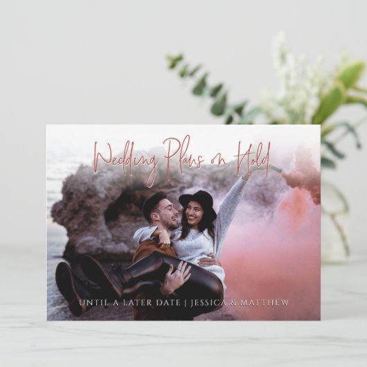 楽しい写真 赤いスクリプト 結婚式 イベント 日程変更 案内状 (スタンド正面)