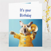 楽しい動物のユーモア ウサギ 老誕生日 カード (黄色い花)