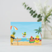 楽しい夏のビーチの面白いキャラクター フルーツ ポストカード (スタンド正面)