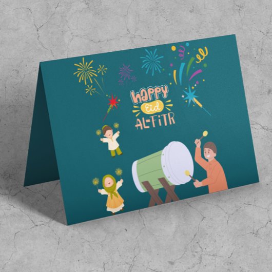 楽しい子供たちが花火を遊んで、イード・ムバラクをお祝いする カード