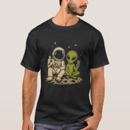 楽しい宇宙飛行士と友好的なエイリアンの月冒険 Tシャツ