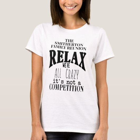 楽しい家族の再会 リラックス 私たちはみんな狂ってる Tシャツ (正面)