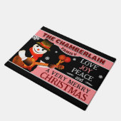 楽しい帽子とマフラーの雪だるま | ブラッククリスマス ドアマット (アングル)