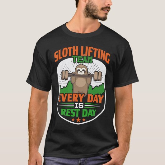 楽しい怠け者のナマケモノがチームを持ち上げる 毎日が休息の日 Tシャツ (正面)