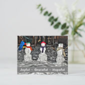 楽しい感謝の気持ちを持つ雪の人々の休日 ポストカード (スタンド正面)