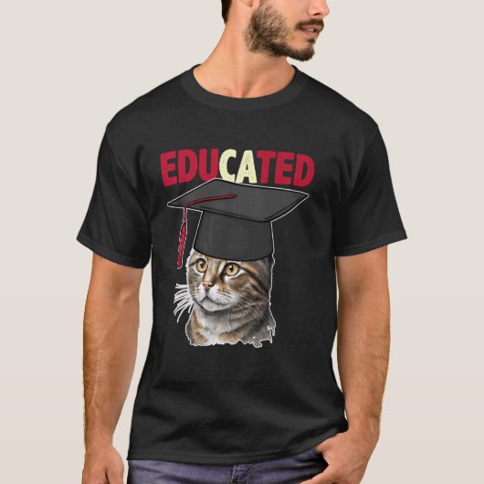 楽しい教育を受けた2025年卒業の猫と卒業帽子 Tシャツ (正面)