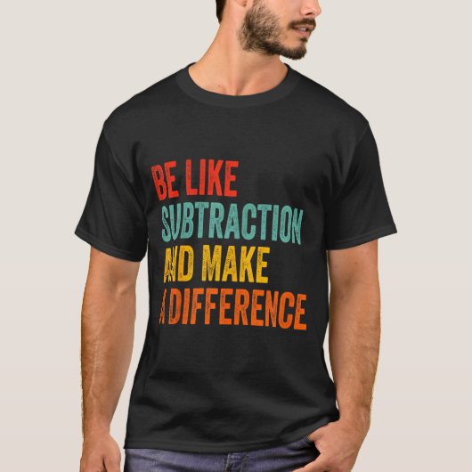 楽しい数学の先生は引き算のように違いを生む Tシャツ (正面)