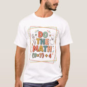楽しい数学教師は数学をする (9x7)+4 tシャツ (正面)