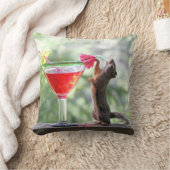 楽しい時間にカクテルを飲んでいるリス クッション (ブランケット)