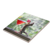 楽しい時間にカクテルを飲んでいるリス タイル (側面)