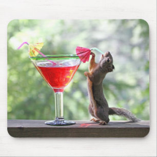 楽しい時間にカクテルを飲んでいるリス マウスパッド