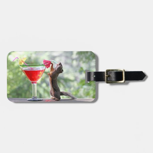 楽しい時間にカクテルを飲んでいるリス ラゲッジタグ (正面横)