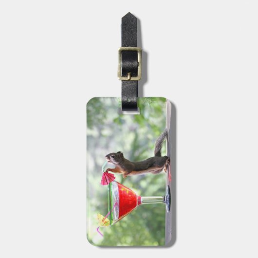 楽しい時間にカクテルを飲んでいるリス ラゲッジタグ (正面縦)