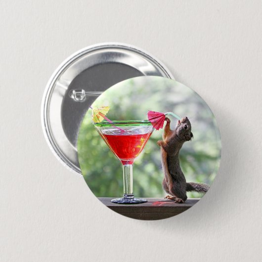 楽しい時間にカクテルを飲んでいるリス 缶バッジ (正面&裏面)