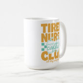 楽しい疲れた看護師コーヒークラブ RN CNA コーヒー好き コーヒーマグカップ (正面右)