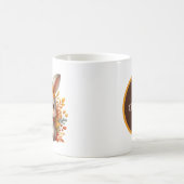 楽しい秋の季節のうさぎのモノグラム コーヒー コーヒーマグカップ (中央)