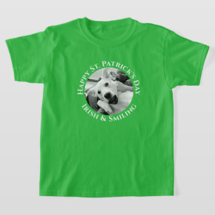 楽しい聖パトリックの日のアイルランド人と笑顔の犬 Tシャツ
