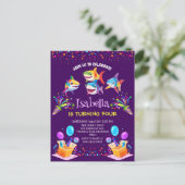 楽しい虹色のサメの風船の誕生日パーティーの少年 ポストカード (スタンド正面)