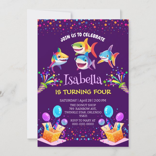 楽しい虹色のサメの風船誕生日パーティーの少年 (正面)