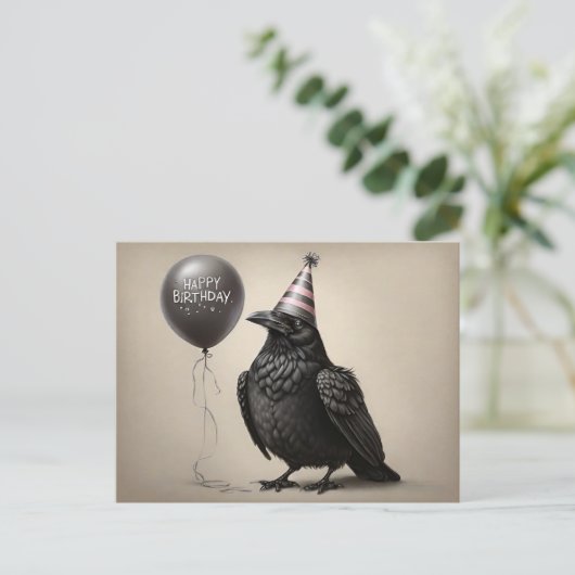 楽しい誕生日の風船を見つめる黒い鳥のチャコール画 ポストカード (スタンド正面)