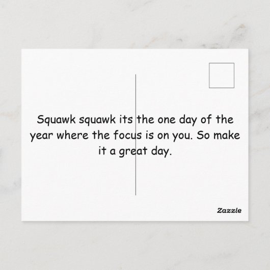 楽しい誕生日の風船を見つめる黒い鳥のチャコール画 ポストカード (裏面)