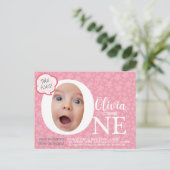 楽しい赤ちゃんの写真ピンクの花の誕生日招待状 ポストカード (スタンド正面)