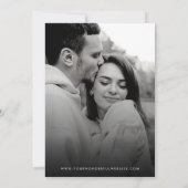 楽しい遊び心のあるスクリプトモノグラム 黒白 結婚式 招待状 (裏面)