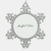 楽しい雰囲気クリスマスグリーンの休日の家族の名前 スノーフレークピューターオーナメント (正面)