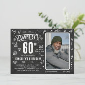楽しい黒板落書きフォトサプライズ60歳の誕生日 招待状 (スタンド正面)