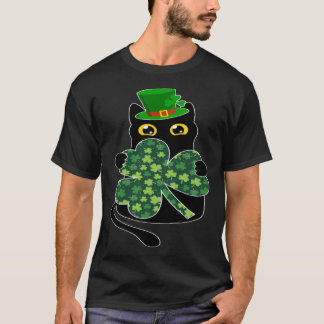 楽しい黒猫がクローバーのシャムロックを持っているセントパトリック Tシャツ