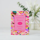 楽しい、明るいピンクのカップケーキの誕生日パーティー招待状 インビテーションポストカード (スタンド正面)