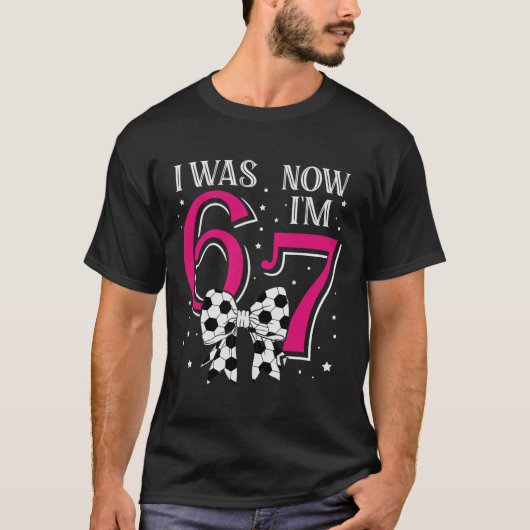 楽しい 67歳 7歳 女の子 誕生日 サッカー 6歳だったのに今は Tシャツ (正面)