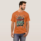 楽しくゲーム三昧の日常「食べる寝るゲーム繰り返す」面白い一言 Tシャツ (正面フル)
