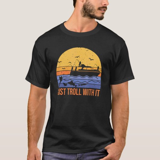 楽しくトローリングする 釣りで魚を釣る Tシャツ (正面)